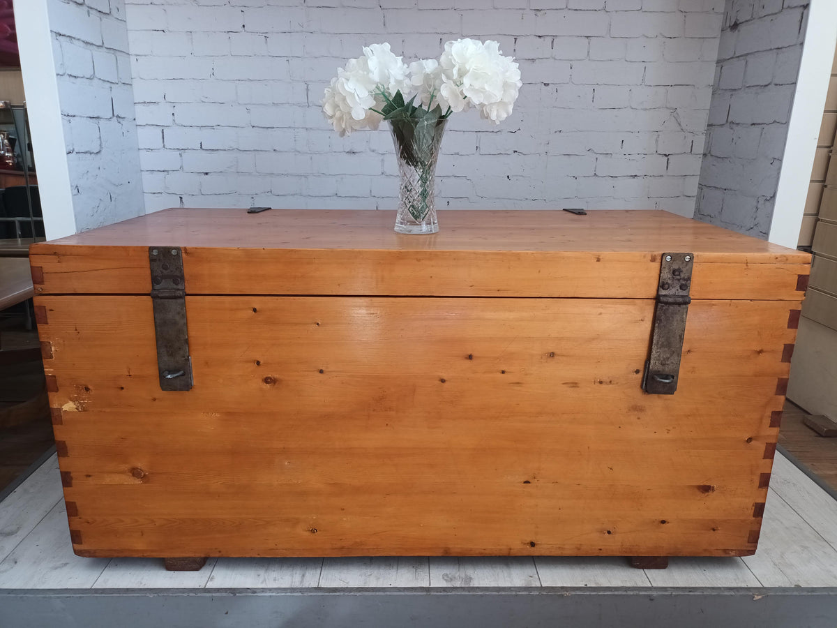 Mid Century Vintage Old Pine Chest Coffee Table Trunk Blanket Box Decorative Prop LARGE