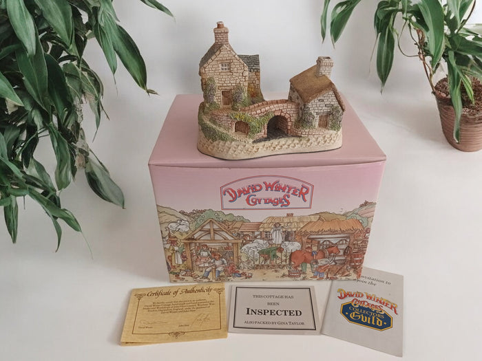 David Winter Cottage Only A Span Apart 1991 + Box + COA Vintage The Irish Collection