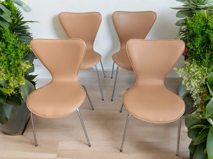 Mid Century Vintage Dining Chairs Reception Chairs Stackable Style of Fritz Hansen "Series 7" x 4 Chairs