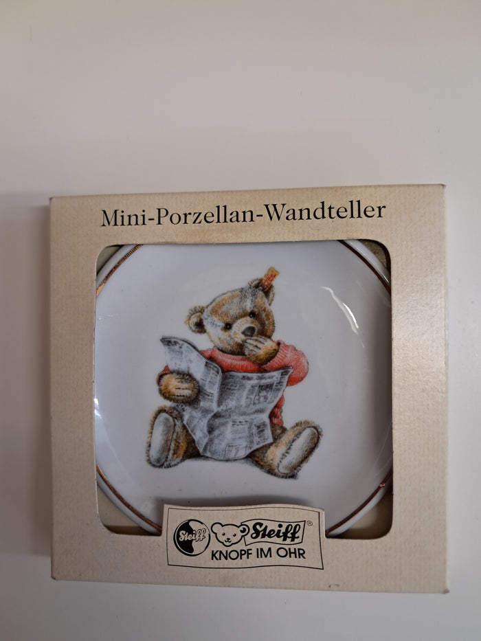 Steiff Mini Wall Plate Porcelain Teddy Bear Reading Newspaper 2001 Gift Collectable