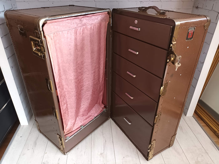 🚢 Quirkey Antique Wardrobe Steamer Trunk🚢 Comes with shoes / shirts  compartments and even a ironing board. So you will be organized and…
